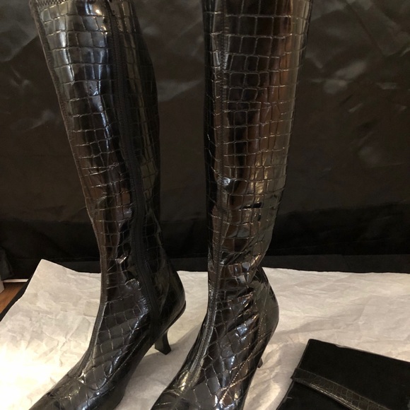 Liz Clairborne patent leather texture boots and matching clutch - Picture 4 of 4